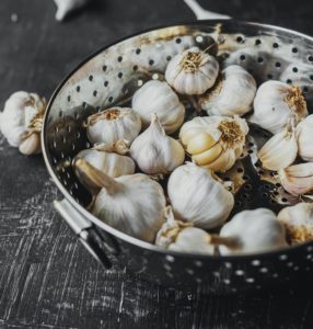 ingredients of italian cooking like garlic